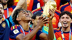 Lamine Yamal ze �pan�lska si hý�ká trofej pro mistry sv�ta.