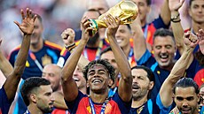 Lamine Yamal ze �pan�lska si hý�ká trofej pro mistry sv�ta.