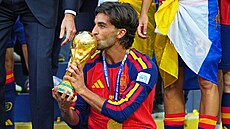 St�elec mistrovského gólu Ferran Torres ze �pan�lska si hý�ká trofej pro...