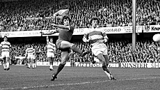 Úto�ník Liverpoolu Kevin Keegan st�ílí v utkání s Queens Park Rangers v roce...