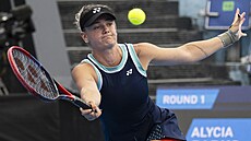 Lucie Havlí�ková hraje forhend v prvním kole Livesport Prague Open.