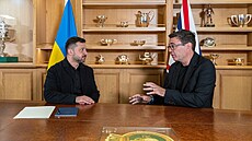 Britský premiér Andy Burnham a ukrajinský prezident Volodymyr Zelenskyj...