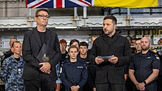 Britský premiér Andy Burnham a ukrajinský prezident Volodymyr Zelenskyj...