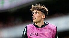 Norský obránce Tobias Guddal se rozcvi�uje v reprezenta�ním dresu.