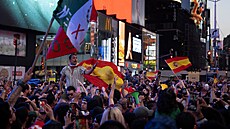 Oslavy �pan�lských fanou�k� v ulicích New Yorku po vít�zství na mistrovství...