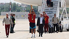 Kapitán �pan�lských fotbalist� Rodri (uprost�ed) s trofejí pro mistry sv�ta...