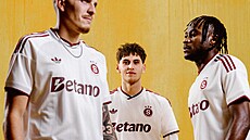 Spar�an�tí fotbalisté b�hem focení nových venkovních dres�.