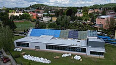 Varnsdorf nechává na st�echu zdej�ího plaveckého bazénu instalovat...