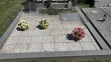 Hrob na jihlavském Úst�edním h�bitov� po nájezdu zlod�je. Z�staly na n�m jen...