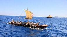 Odvá�ná posádka na tomto d�ev�ném plavidle urazila 430 kilometr� na Egejském...