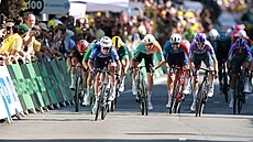 Jasper Philipsen vyu�il rozjezdu van der Poel a ovládl záv�re�ní spurt...
