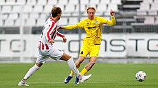 Tom Slon�ík z Hradce v akci b�hem zápasu s norským Tromsö.