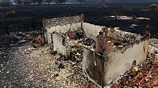 Dronové záb�ry zachycují sho�elou budovu ve vesnici Le Porge na západu Francie....