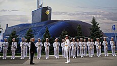 Ruský prezident Vladimir Putin p�ichází k budov� Admirality v Petrohrad� v Den...