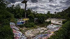 Zchátralé okolí Barrandovského mostu.