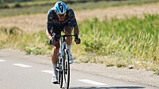 Belgický cyklista Jasper Stuyven (Quick-Step) chyt�e zaúto�il v záv�ru 17....