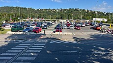 U branického nádra�í je oblíbené parkovi�t� P+R. (�ervenec 2026)