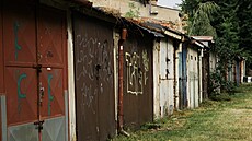 Gará�e v areálu bývalé cihelny v brn�nských �e�kovicích stojí na m�stských...
