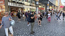 Pirátská kapela b�hem p�edvolební kampan� na pra�ském And�lu (29. �ervna 2026)