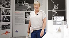 Hana Mandlíková si prohlí�í výstavu k finále Poháru federace 1986, kde...