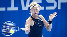 Marie Bouzková hraje forhend v prvním kole Prague Open.