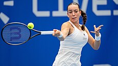 Tereza Valentová hraje forhend v prvním kole Prague Open.