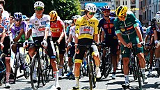 Isaac del Toro, Tadej Poga�ar a Mads Pedersen na startu 18. etapy Tour, za nimi...