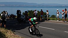 Filippo Ganna nad �enevským jezerem v 16. etap� Tour.