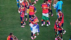 �pan�l�tí fotbalisté se objímají po vít�zném finále mistrovství sv�ta s...