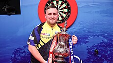 Luke Littler s trofejí pro vít�ze World Matchplay.