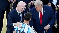 Gianni Infantino a Donald Trump gratulují Lionelu Messimu k druhému místu na...