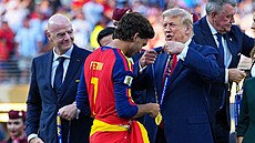 St�elec mistrovského gólu Ferran Torres dostává zlatou medaili od amerického...