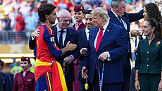 Gianni Infantino a Donald Trump p�edávají Ferranu Torresovi zlatou medaili.