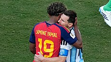 Lionel Messi se po finále mistrovství sv�ta objímá s Laminem Yamalem.