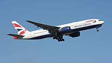 Letadlo Boeing 777-200 spole�nosti British Airways odlétá z leti�t� Gatwick...