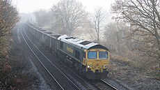 Dieselová lokomotiva Freightliner �ady 66 s �íslem 66607 táhne nákladní vlak v...