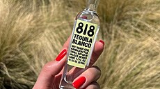 Minilahvi�ka tequily 818 Tequila Blaco, za kterou stojí americká modelka...