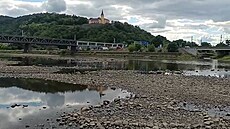 Sucho ú�aduje, �eka Labe v centru Ústí tém�� zmizela