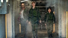 Dan Stevens, Rebecca Hallová a mladá Kaylee Hottleová ve filmu Godzilla x Kong:...