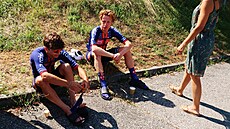 Káva p�ed tréninkem. Vlevo sedí Pavel Bittner, vedle n�j Julius van den Berg.