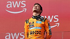 Lando Norris v Ma�arsku slaví první vít�zství v sezon�.