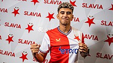 Ibrahim Nagaaví pózuje ve slávistickém dresu.