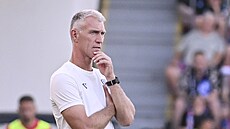 Trenér Plzn� Martin Hyský sleduje zápas prvního kola.