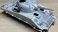 P�vodní stavebnice tanku Sherman upravena do podoby stroje vyrobeného mezi...