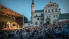 Pardubický zámek se od úterního ve�era op�t prom�ní na p�tidenní divadelní...