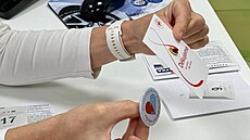 Ro�n� p�ichází na odb�rová místa Krajské nemocnice kolem 300 a� 350 nových...