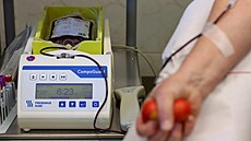 Vlivem v�ku �i onemocn�ní zhruba 400 a� 450 dárc� ro�n� databázi opou�tí....