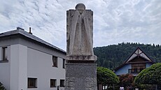 Svatý Michael Archand�l má ve Staré Bystrici kostel nebo kamennou skulpturu....