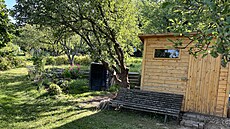 Zahradní domek na ná�adí, p�ed ním lavi�ka. Kompost, barely na vodu. Víc na...
