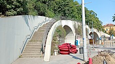 Usedlost Santo�ka je nad tunelem Mrázovka. Musíte absolvovat 156 schod�.